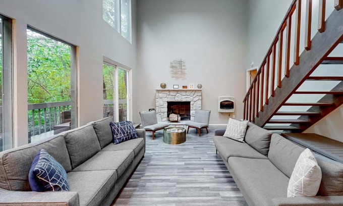 East Stroudsburg Casa | Brentwood Burrow
