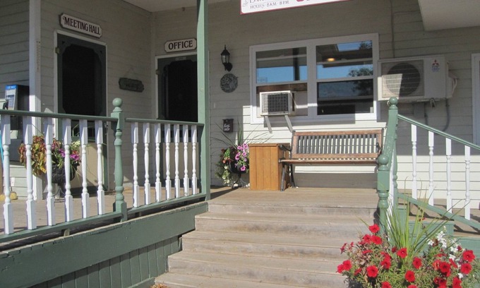 Alberton Hotel | Briarwood Coastal Cottages & Lodge