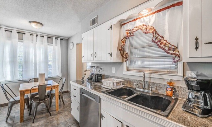 Ellendale Casa | Brick Bungalow - Mins from Parks