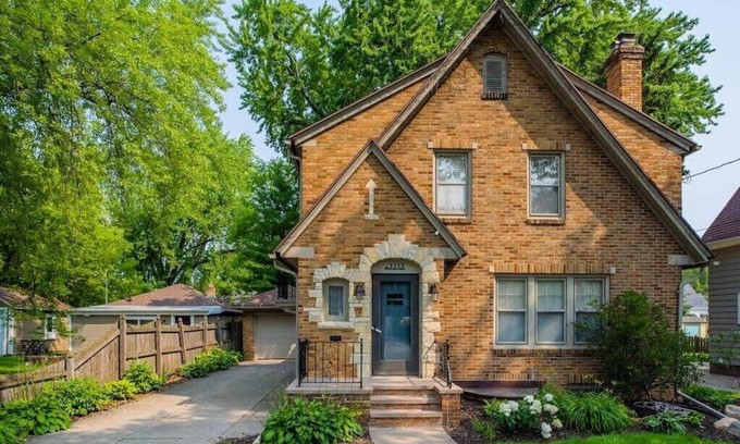 Appleton Casa | -Brick House Charm - 4 br, 3 bath