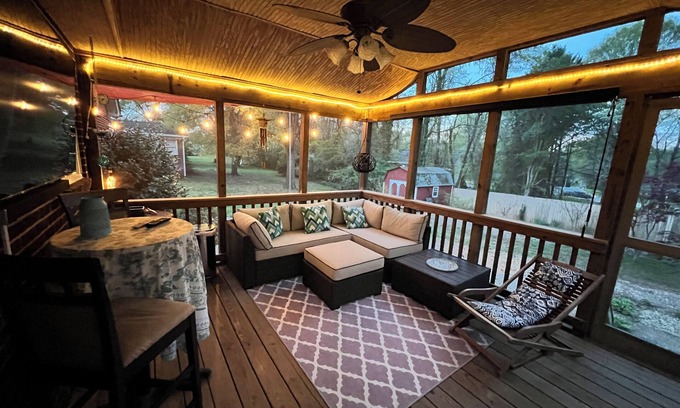 Newton Casa | Brick ranch w/amazing porches. Less than a mile to downtown Newton. Pet friendly