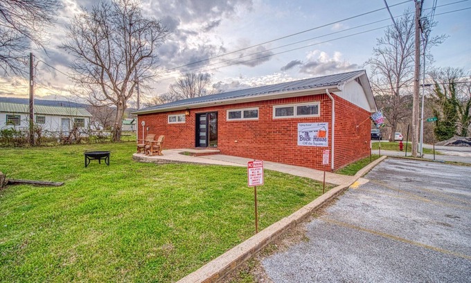 Jasper Casa | BrickHouse off the Square - Cozy 3 bedroom house