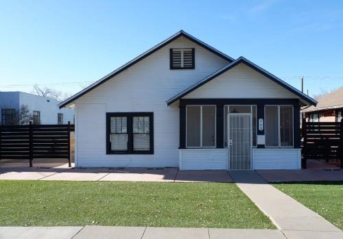 University Heights Apartamento | Bricklight District Modern Cottage