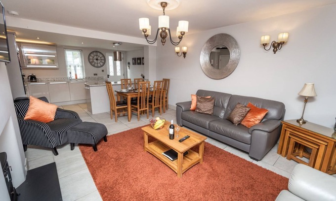 Keswick Cabaña | Bridge House Apartment 1 - an apartment that sleeps 6 guests in 3 bedrooms