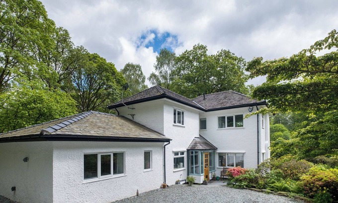 Skelwith Bridge Cabaña | BRIDGE HOWE, luxury holiday cottage, with a garden in Ambleside