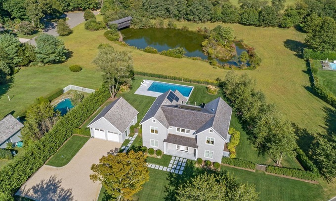 Bridgehampton Casa | Bridgehampton on Private Cul-de-sac overlooking pond