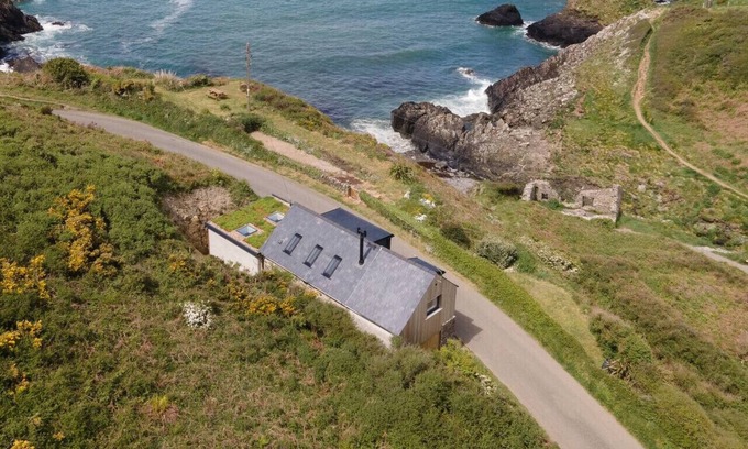 Trefin Cabaña | Bridgend Cottage · Cliff-top Cottage on Coast Path w/Panoramic Views