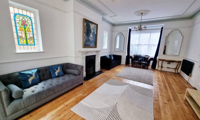 Gravesend Casa | Bridgerton House - Detached 5-bedroom Property