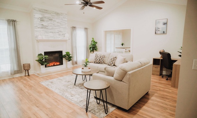 Tifton Casa | Bridgerton Palace 3bd 2ba Mid-Term Stay. Pet and Family Friendly!