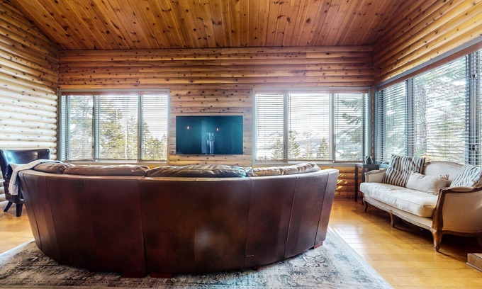 Mammoth Lakes Condominio | Bridges Townhome 11 Pet-Friendly Deluxe Townhome with Private Hot Tub and Stones throw to slopes by RedAwning