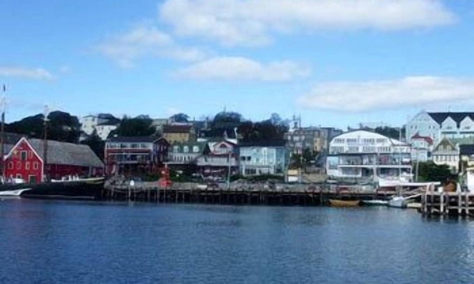 Lunenburg Waterfront Hotel | Brigantine Inn & Suites