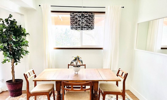 Oak Hills Casa | Bright 1 bd Apt— Furnished Covered Patio—Close-in to Portland, NW-SW-PDX