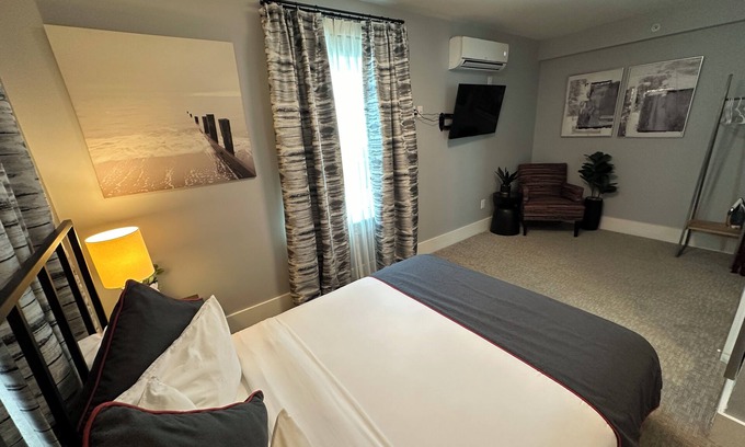 Newport Hotel | Bright 1 Bed/ 1 Bath/ Pet friendly in the heart of Newport
