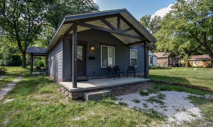 Grandview Casa | Bright 1 BR with Full Kitchen and Huge Yard