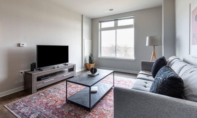 Reston Apartamento | Bright 1BR in Reston Near Parks + Metro, Pets OK