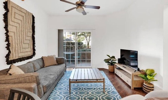 SouthPark Apartamento | Bright 1BR with Balcony, Gym & Workspace