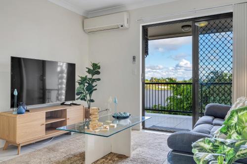 Kedron Apartamento | Bright 2-Bed with Private Balcony & Serene View