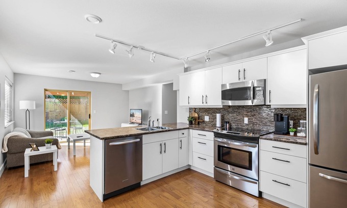 Regional District of Nanaimo Casa | Bright 2 Bedroom Suite! 5 min from the beach!