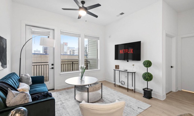 Five Points South Apartamento | Bright 2-Bedroom Condo in Downtown with Parking