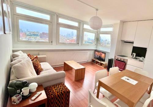 Soho Apartamento | Bright 2-Bedroom in Soho High-Rise with Skyline Views