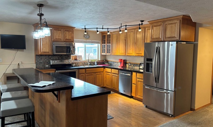 Spokane Casa | Bright 2-bedroom Mother-in-Law Basement unit with WiFi, AC in Nine Mile Falls
