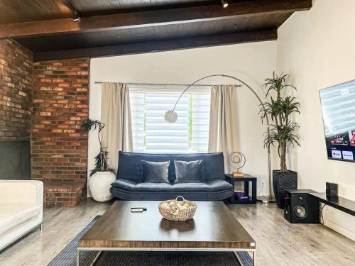 Ladera Heights Casa | Bright 2-BR Home Near LAX with Shared Yard - SH2-LAD