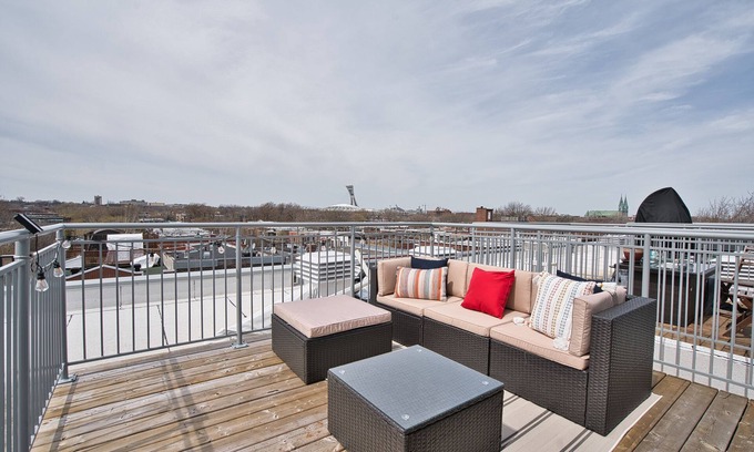 Hochelaga-Maisonneuve Condominio | Bright 2-Floor Penthouse Condo with Parking