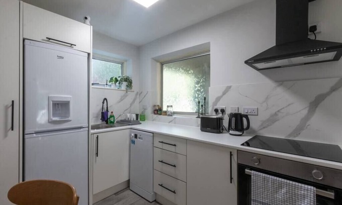 Crawley Apartamento | Bright 2BD Maisonette Near Gatwick Airport