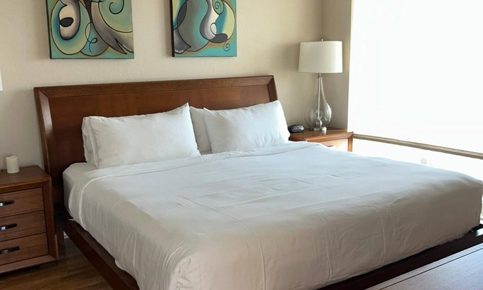 Capri Isle Condominio | Bright 2BR/2BA Condo Near Beach, w Parking & Pool