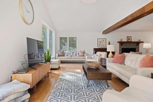 Hendersonville Casa | Bright 2BR Cabin with Sunroom Firepit Near Trails