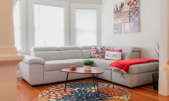 Southeastern Sacramento Casa | Bright 2BR in Curtis Park by Med Center - Laundry!