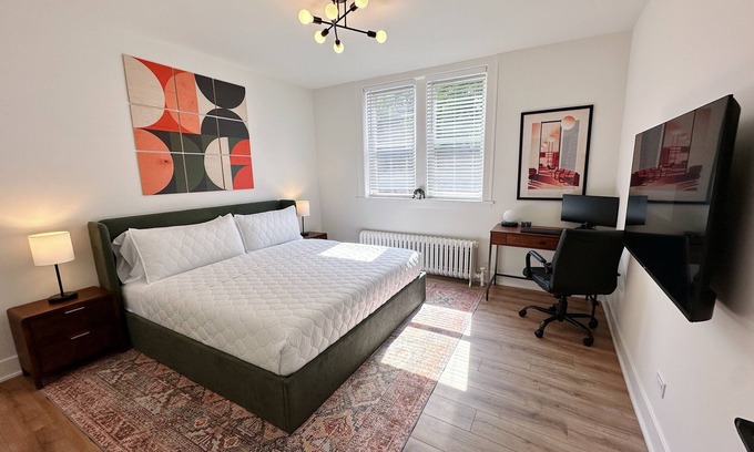 Evanston Apartamento | Bright 2BR - King Bed + Desk - Near: Northwestern-Chicago-Beaches
