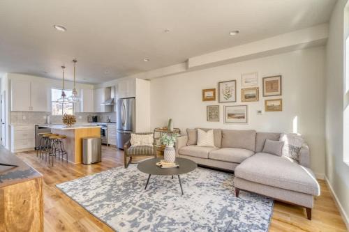 North Tabor Casa | Bright 2BR - North Tabor - Work & Recharge