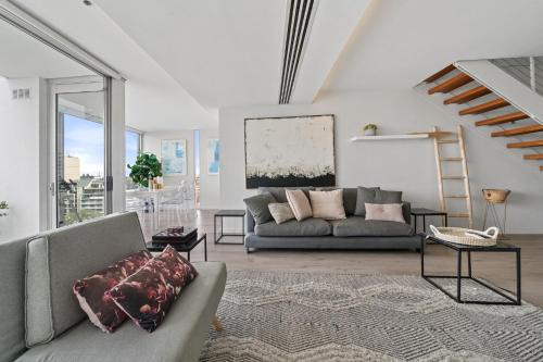 Darlinghurst Apartamento | Bright 2BR Pad with Scenic City-View, Gym & Pool