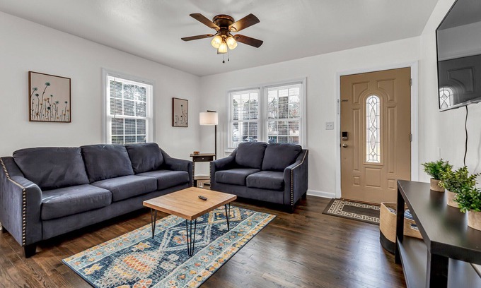 Chapel Hill Casa | Bright 3 bedroom House, near UNC Campus and Medical Centers!
