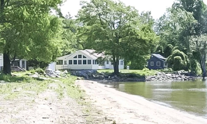 North Hero Cabaña | Bright 3 Bedroom Lake Cottage with dock!