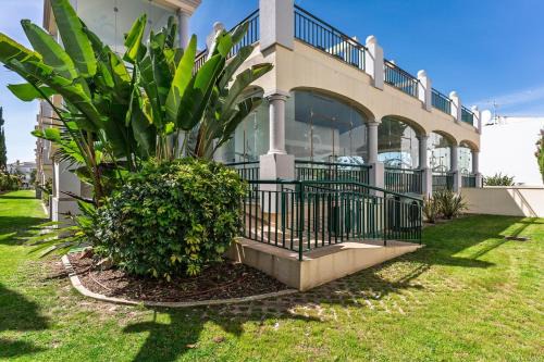 Guia Apartamento | Bright 3-BR in Guia with Shared Pool