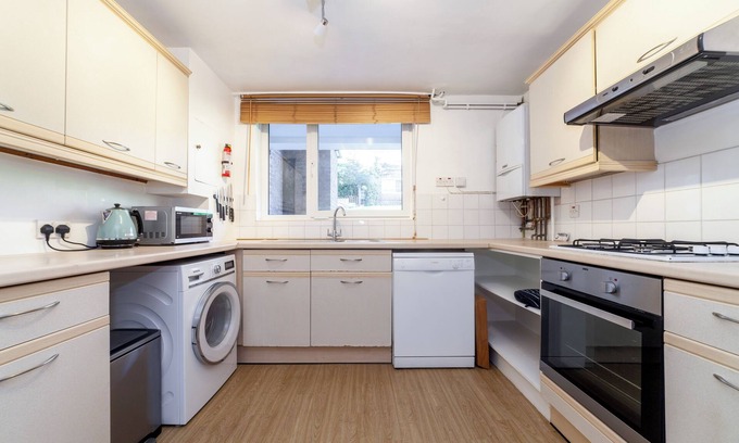West Hill Apartamento | Bright 3 BR w/free parking, Wimbledon