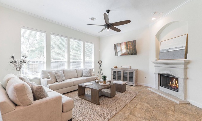 Sterling Ridge Casa | Bright 4 bdr w BIG backyard & Fire Pit!