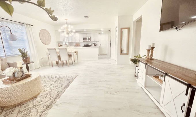 Pelican Casa | Bright & Airy 2bed 2bath home near downtown/Weekly and monthly discounts!