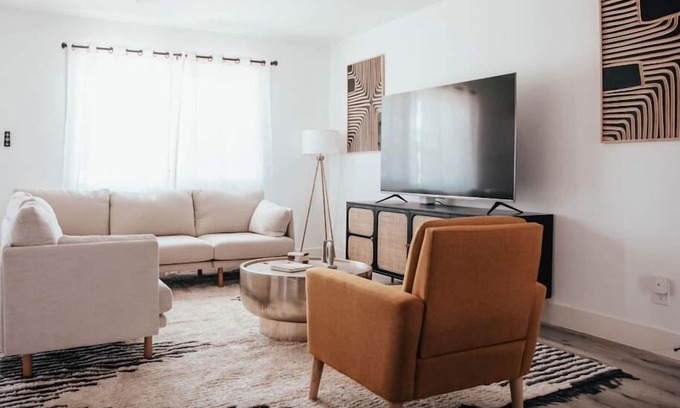 Coronado Casa | Bright & Airy 4BR - 5 mins to Airport, Downtown, and Midtown
