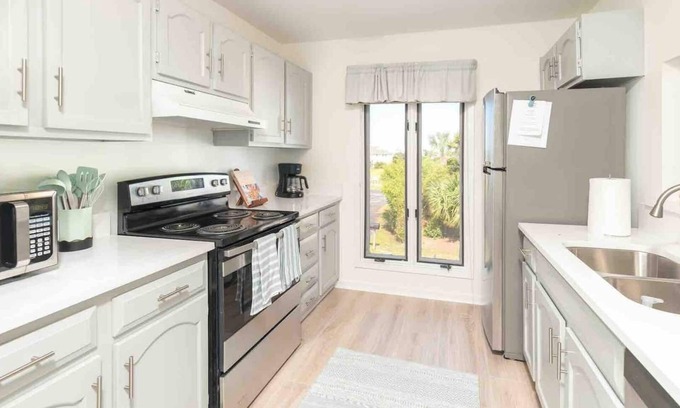 Oceanmarsh Subdivision Casa | Bright & airy beach cottage, marsh & ocean views! Pool access