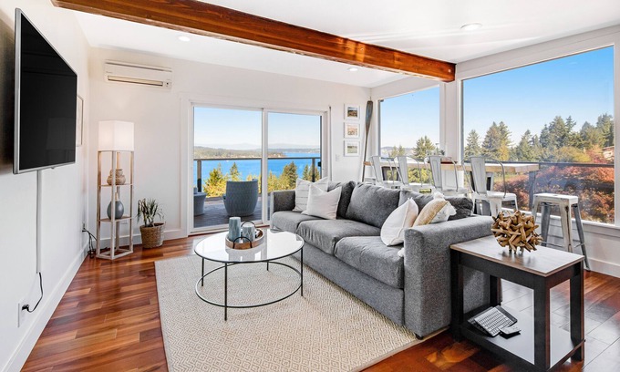 University Place Casa | Bright & Airy Home with Free WiFi, Full Kitchen, & 180-Degree Puget Sound Views