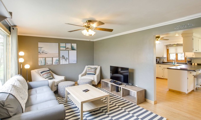 Algoma Casa | Bright Algoma Home 1 Mi to Lake Michigan!