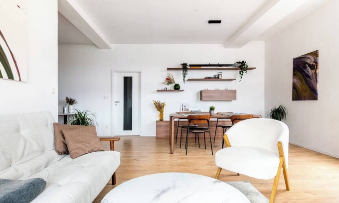 Prague 5 Apartamento | Bright and airy mid-century modern flat