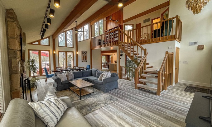 Bushkill Casa | Brillante y hermoso - 8 personas Jacuzzi, chimenea, wifi, cocina completamente equipada