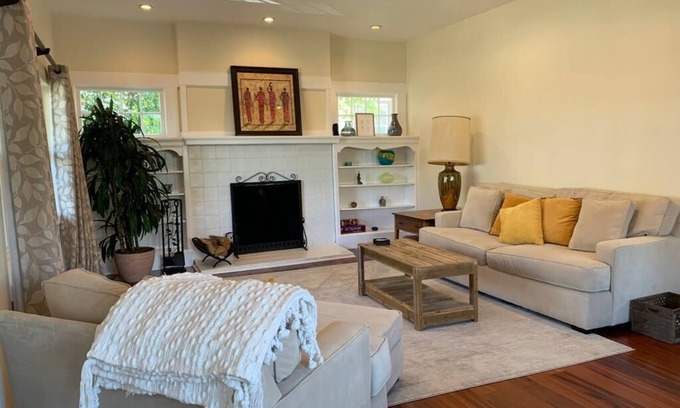 Central San Mateo Casa | Bright and Beautiful Craftsman in downtown San Mateo