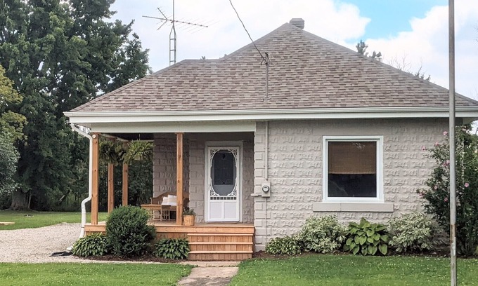 Dunnville Cabaña | Bright and Cheery Cottage in Quaint Beach Village