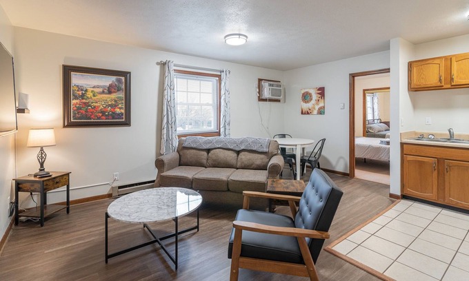 Hemlock Apartamento | Bright and Cheery one bedroom apartment in Albright Glen