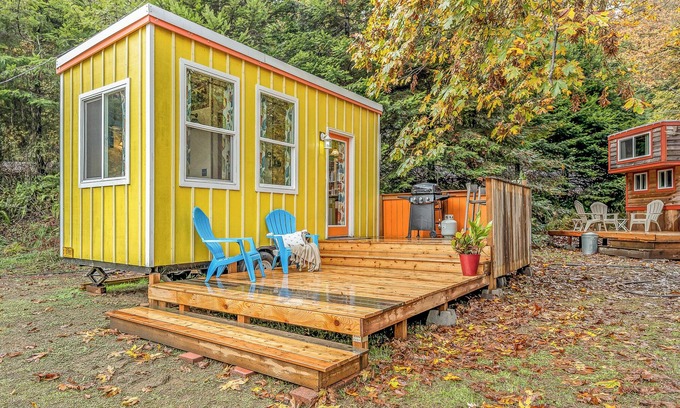 Longview Apartamento | Bright and Colorful Tiny Home for Two - Unique Northwest Vacation Rentals